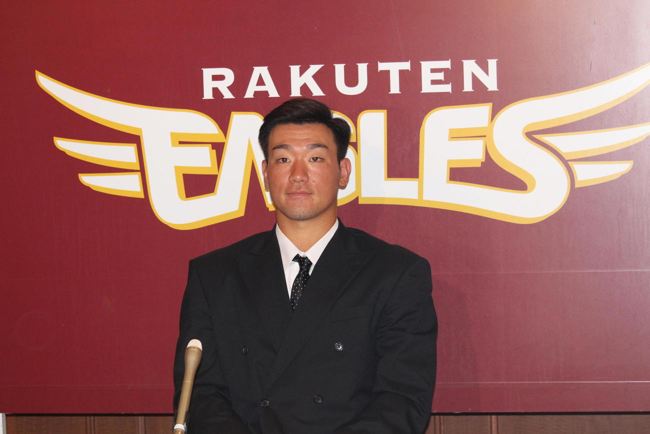初の契約更改を終えて会見に臨む楽天安田（代表撮影）