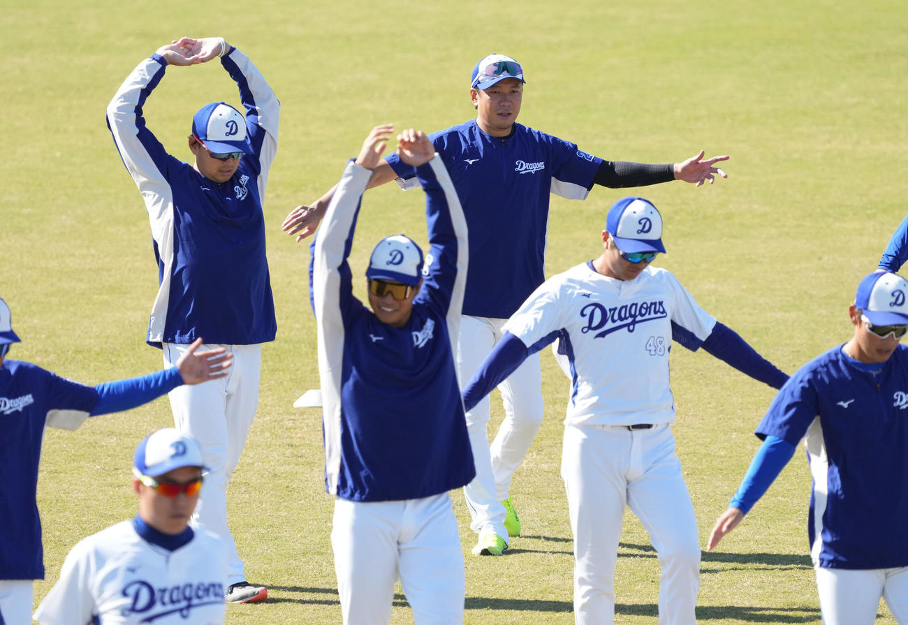 ストレッチをする大野雄（中央）（撮影・森本幸一）
