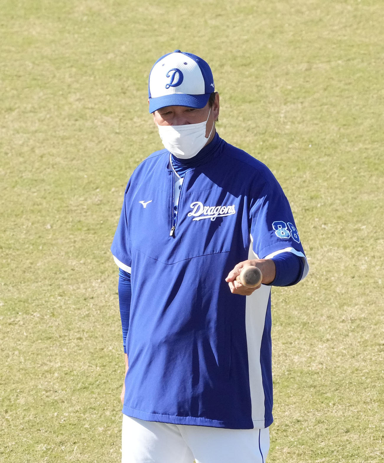 練習を見つめる片岡2軍監督（撮影・森本幸一）