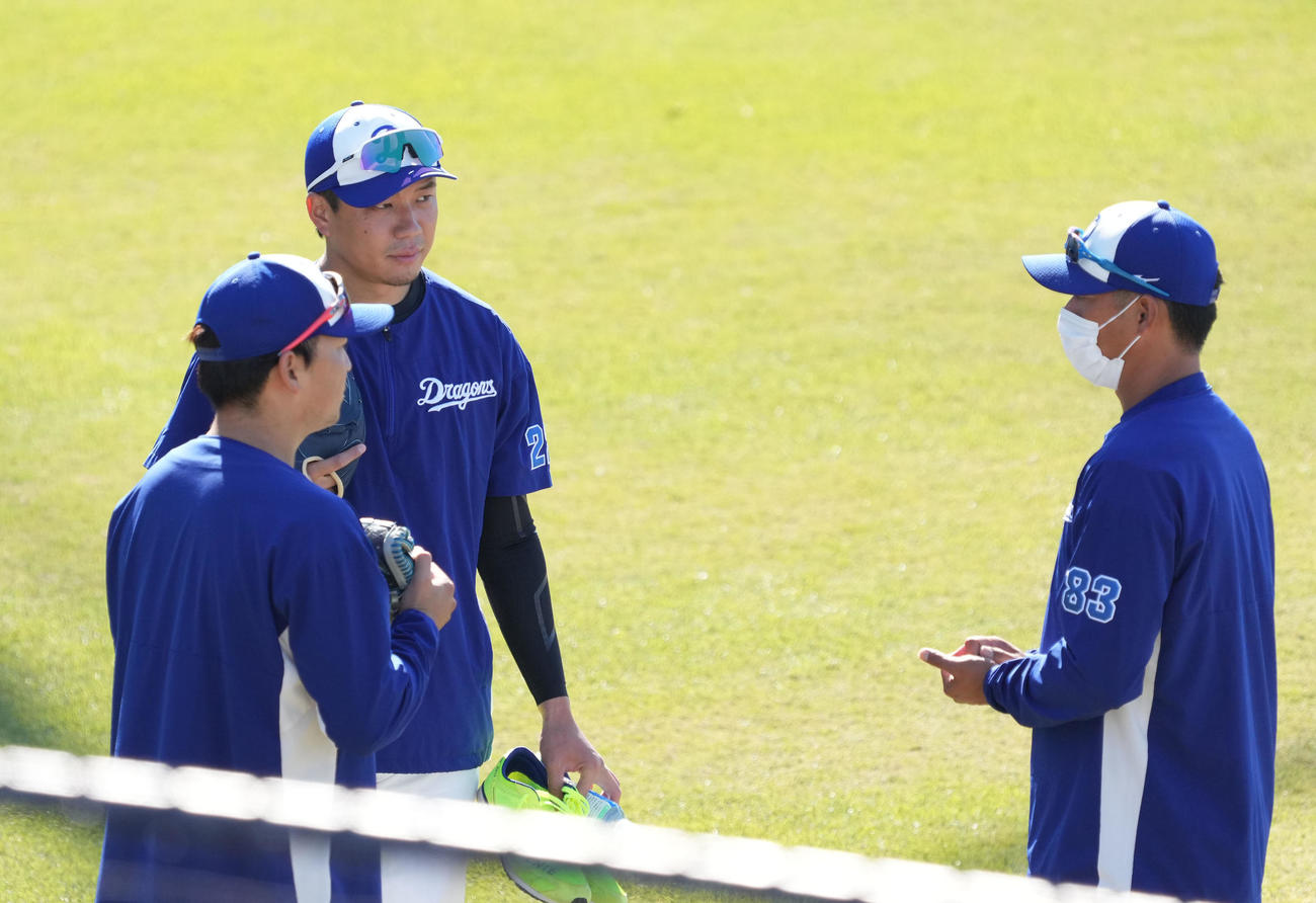 山井2軍投手コーチと言葉を交わす大野雄（左から2人目）（撮影・森本幸一）