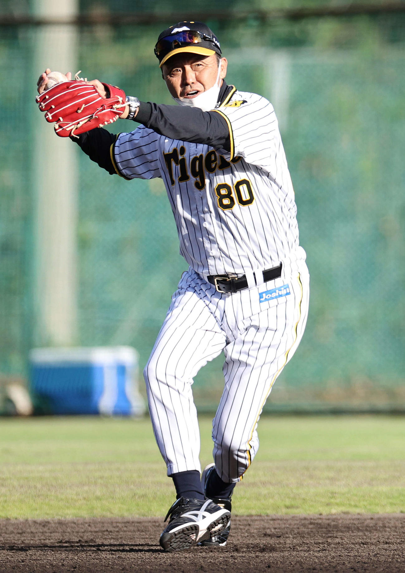 守備練習で自ら手本をみせる岡田監督（撮影・上山淳一）