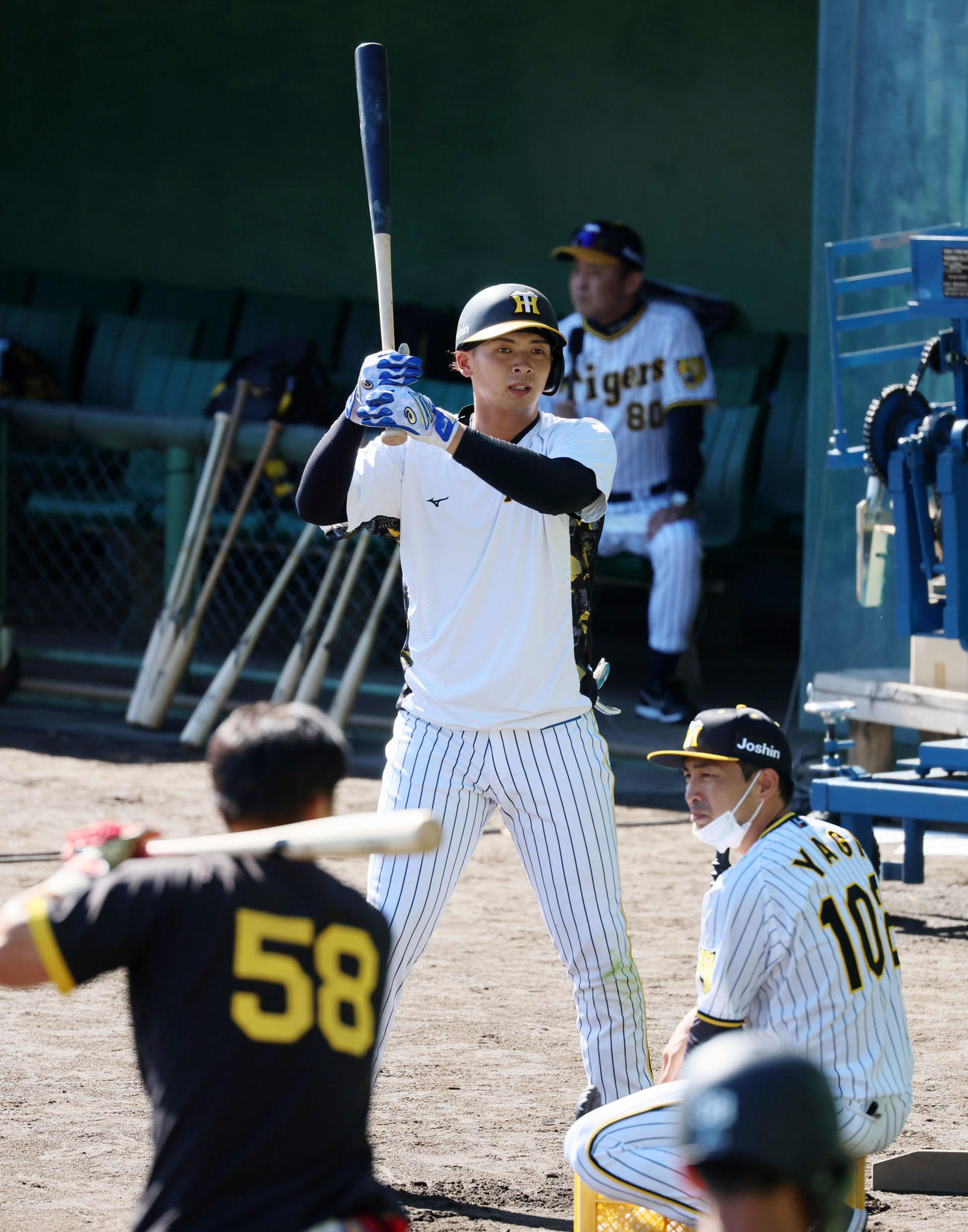 ティー打撃でバットを構える井上（撮影・加藤哉）