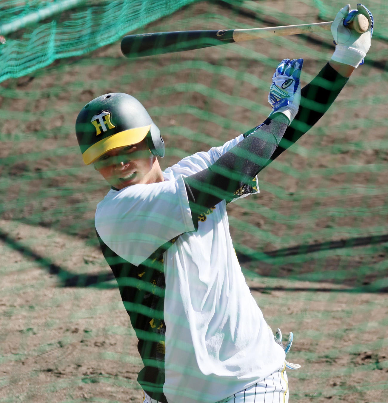 ティー打撃を行う井上（撮影・加藤哉）