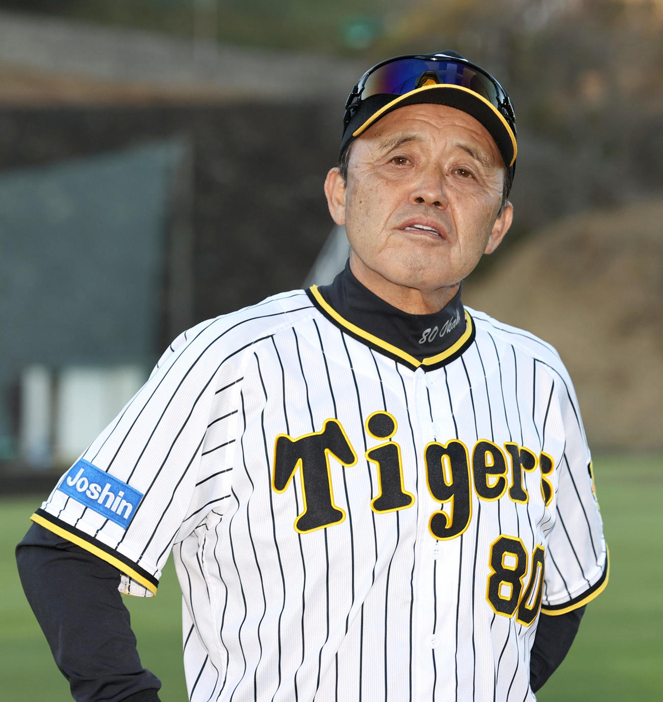 キャンプ初日を終え、報道陣に話す岡田監督（撮影・上山淳一）