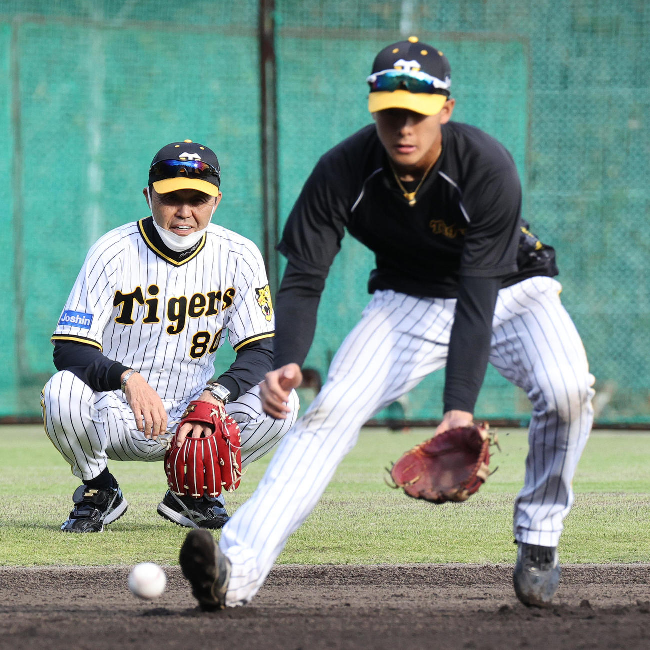 ノックを受ける小幡（手前）を見る岡田監督（撮影・上山淳一）