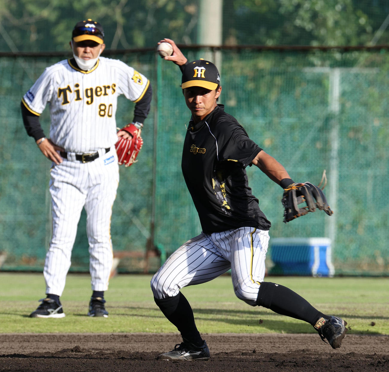 岡田監督（奥）が見守る中、ノックを受ける熊谷（撮影・上山淳一）