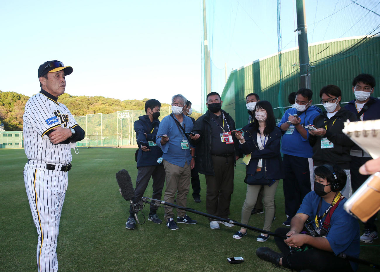 キャンプ初日を終え、報道陣に話す岡田監督（撮影・上山淳一）