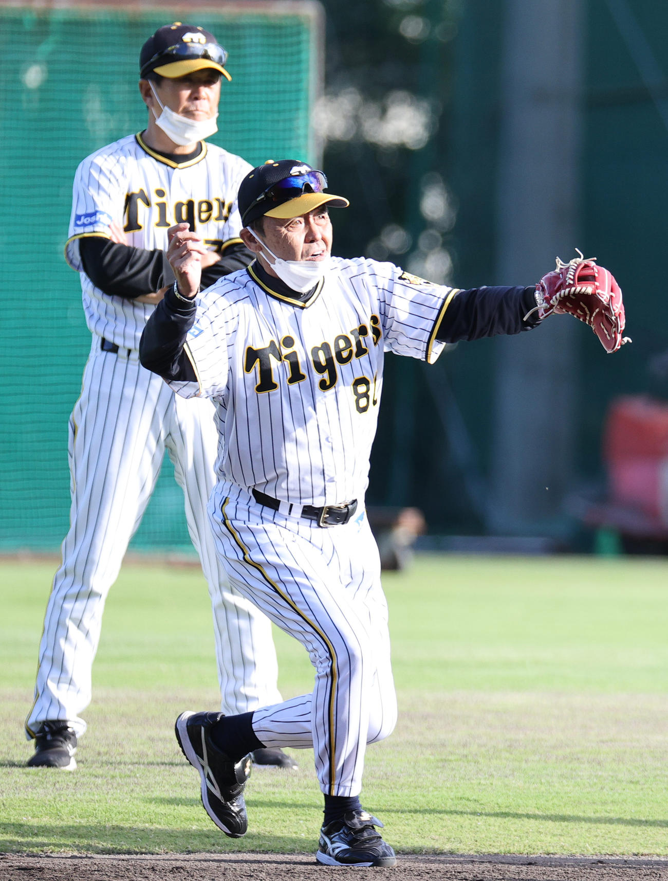 阪神岡田監督（手前）はサブグラウンドで守備を指導する。奥は平田ヘッドコーチ（撮影・上山淳一）