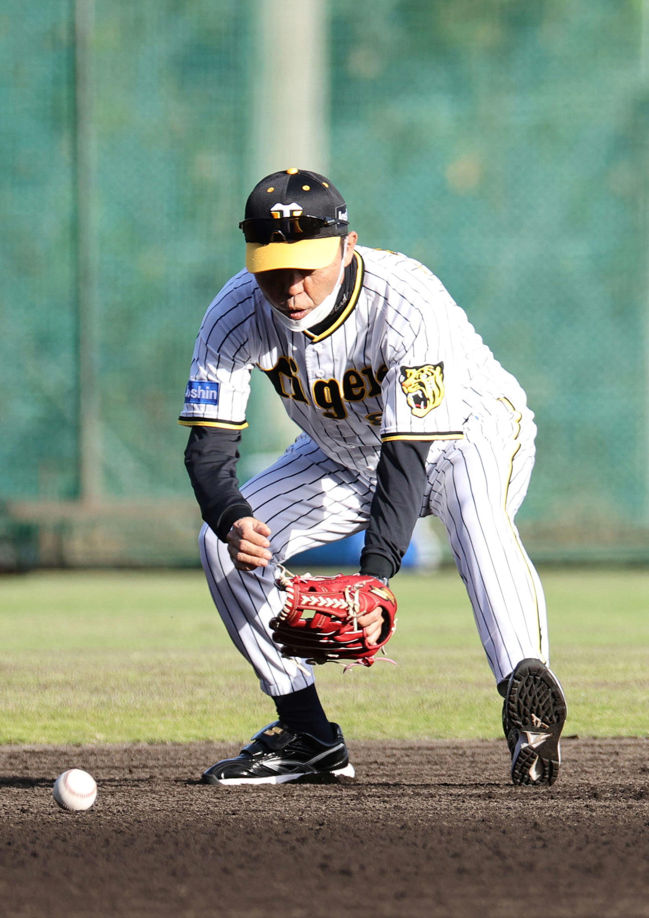守備練習で自ら手本をみせる岡田監督（撮影・上山淳一）