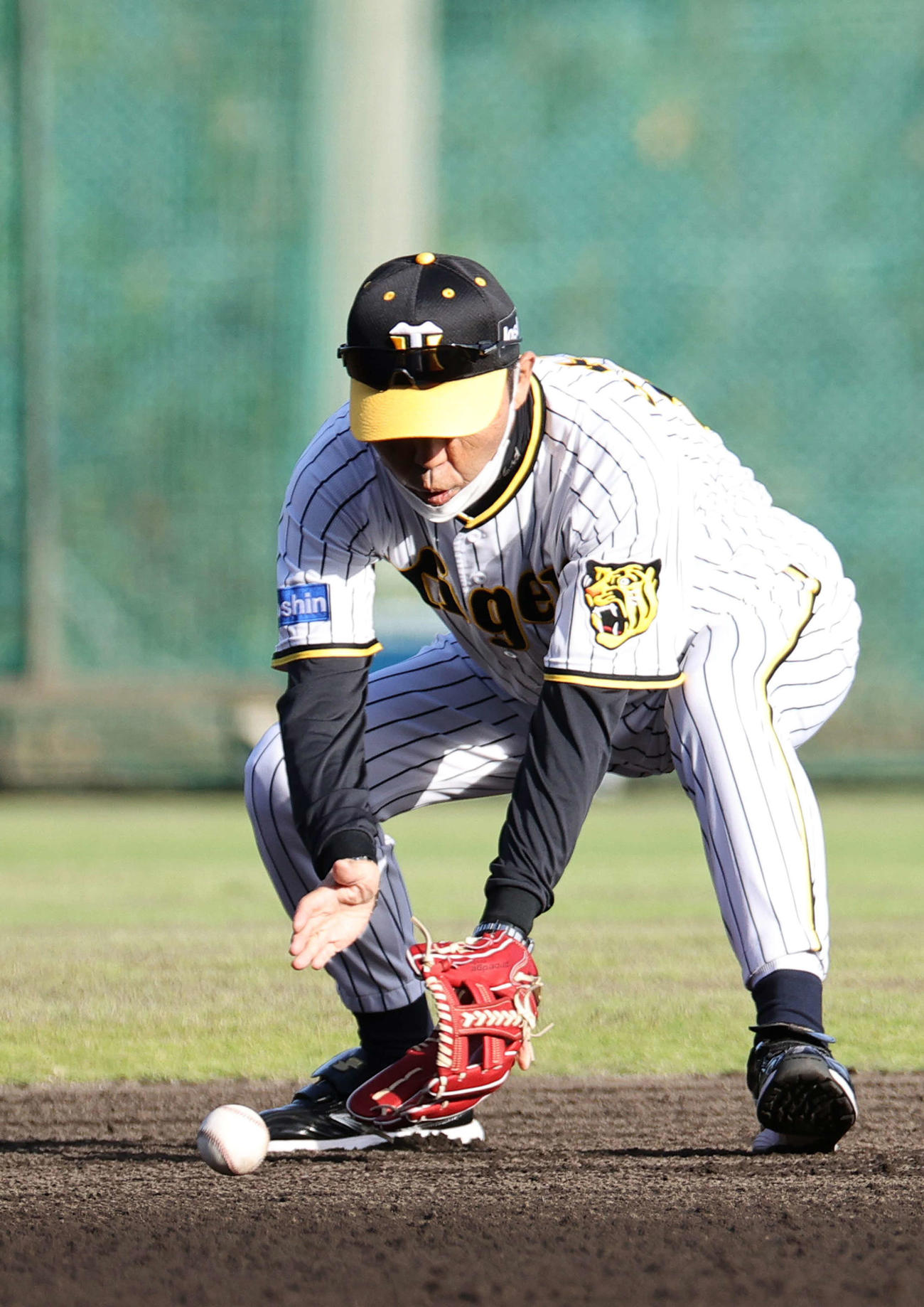 守備練習で自ら手本をみせる岡田監督（撮影・上山淳一）