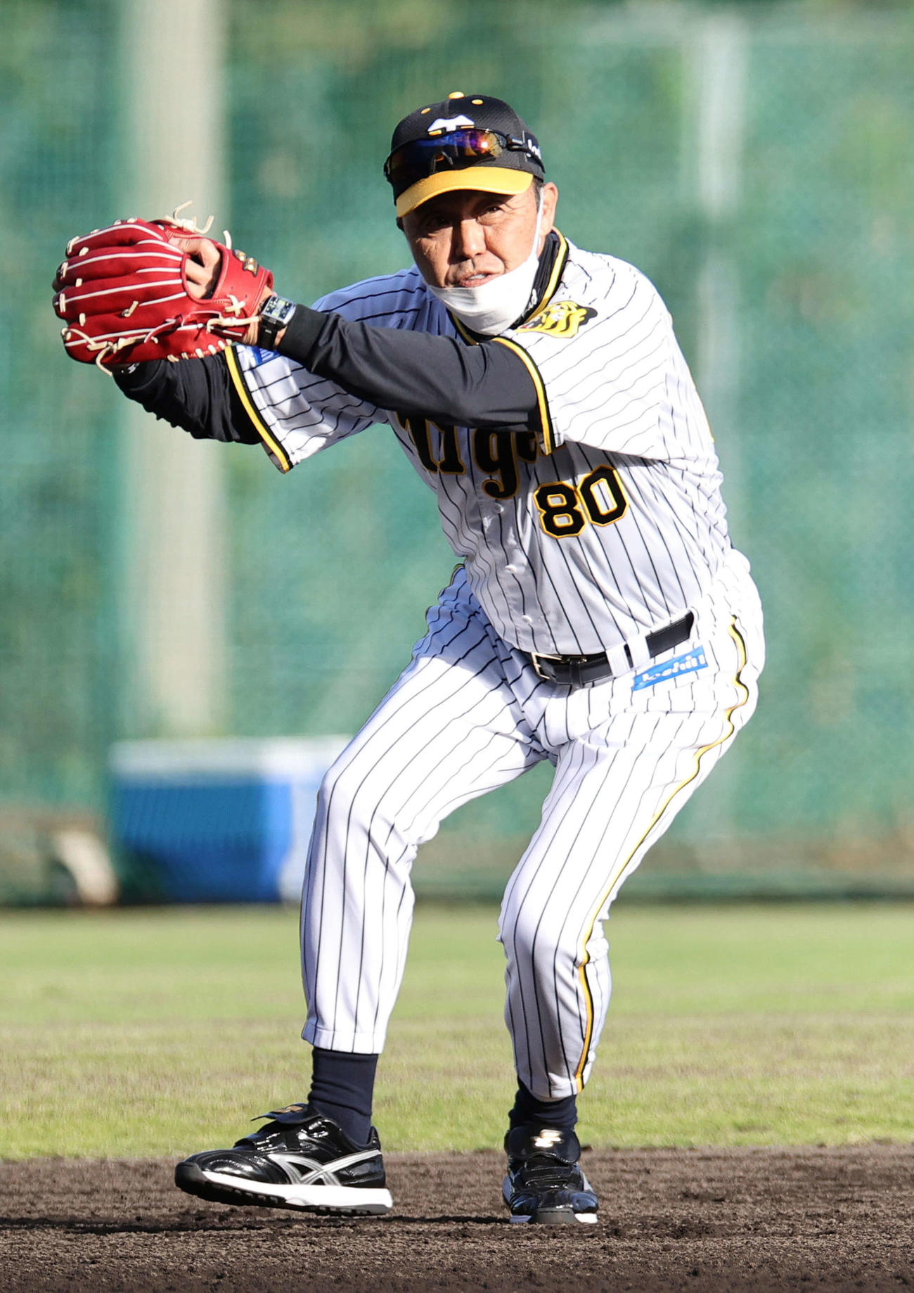 守備練習で自ら手本をみせる岡田監督（撮影・上山淳一）