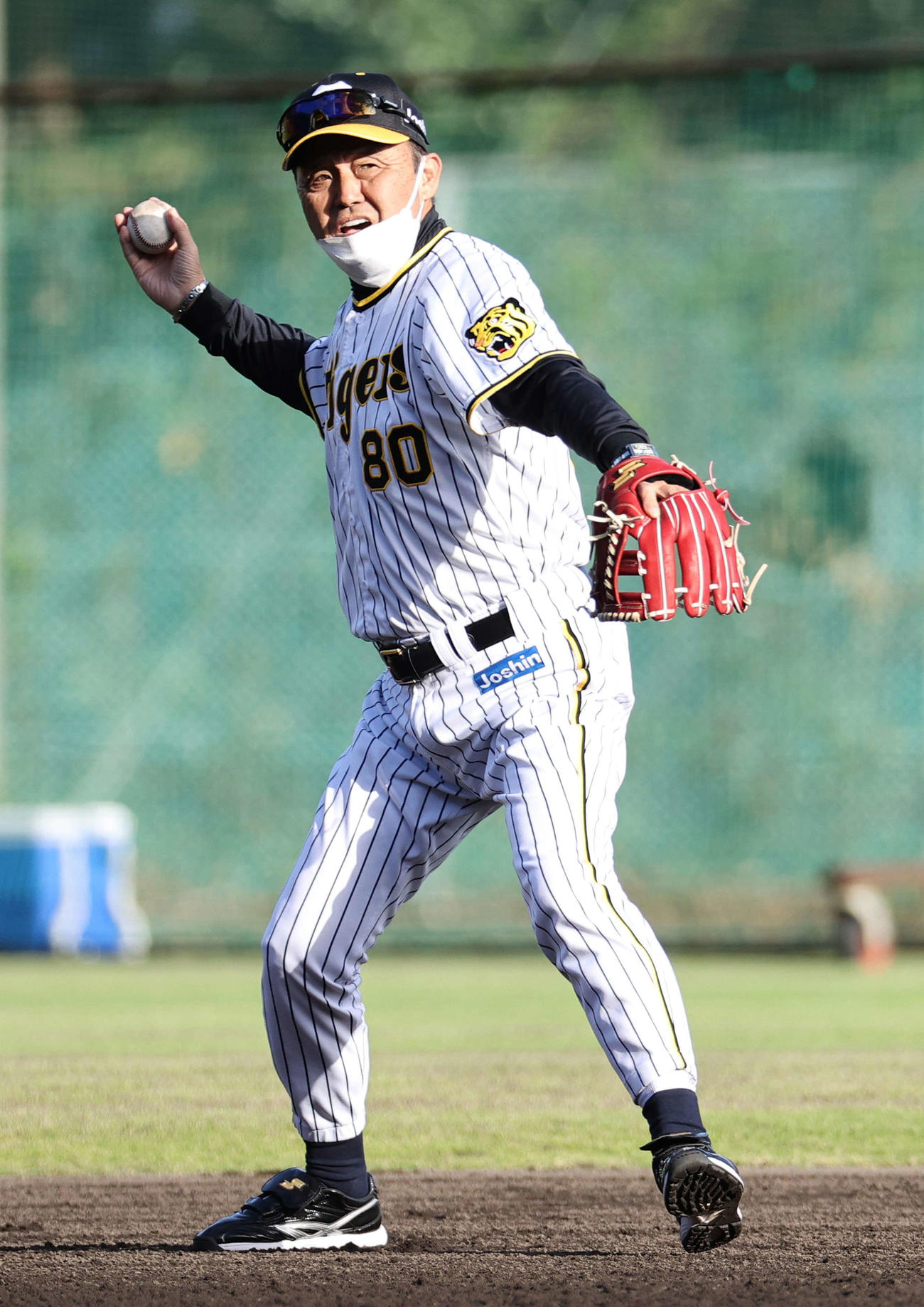 守備練習で自ら手本をみせる岡田監督（撮影・上山淳一）