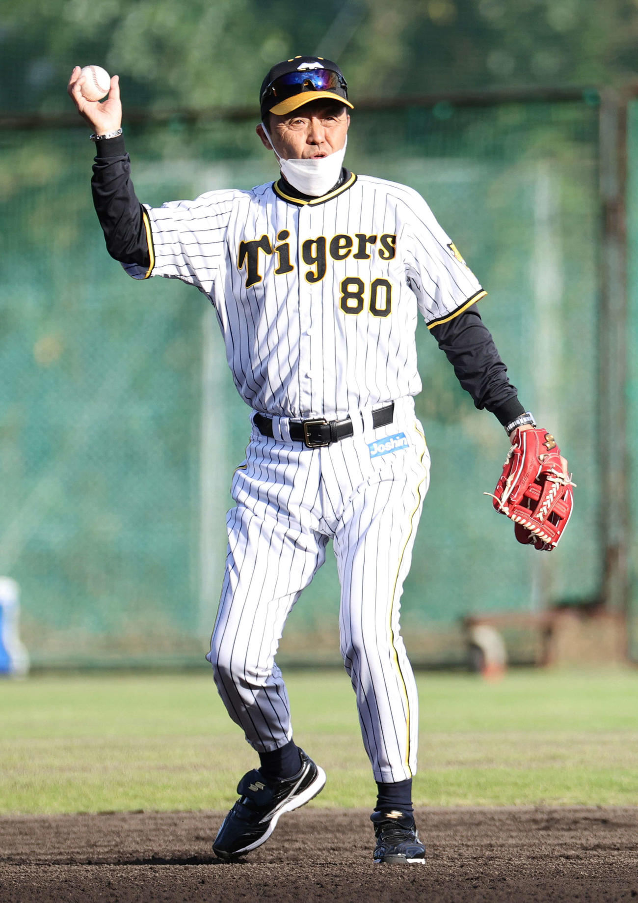 守備練習で自ら手本をみせる岡田監督（撮影・上山淳一）