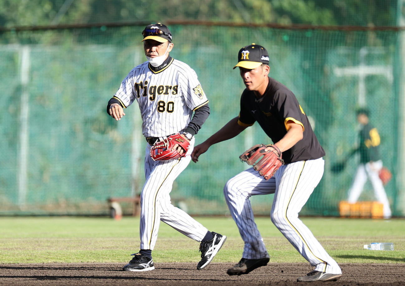 自らの守備で指導をする岡田監督（左）に高寺が勘違いし捕球に向かう（撮影・上山淳一）