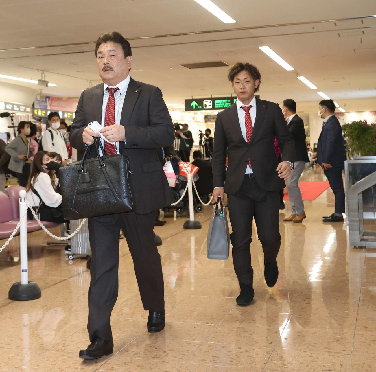 宮崎空港の歓迎セレモニー終え、移動のバスに向かうソフトバンク藤本監督（左）と今宮選手会長（撮影・梅根麻紀）