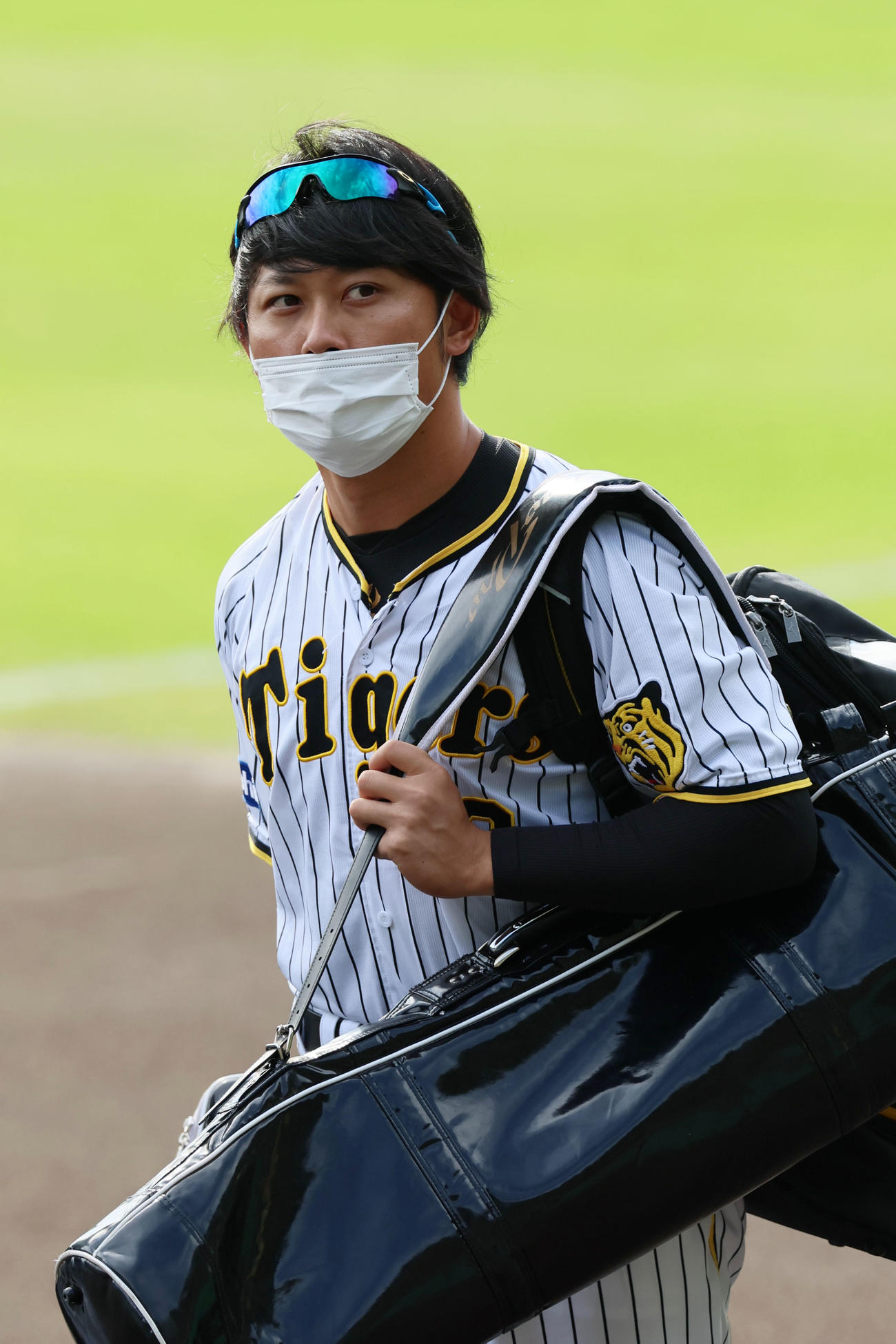 球場入りする高山（撮影・加藤哉）