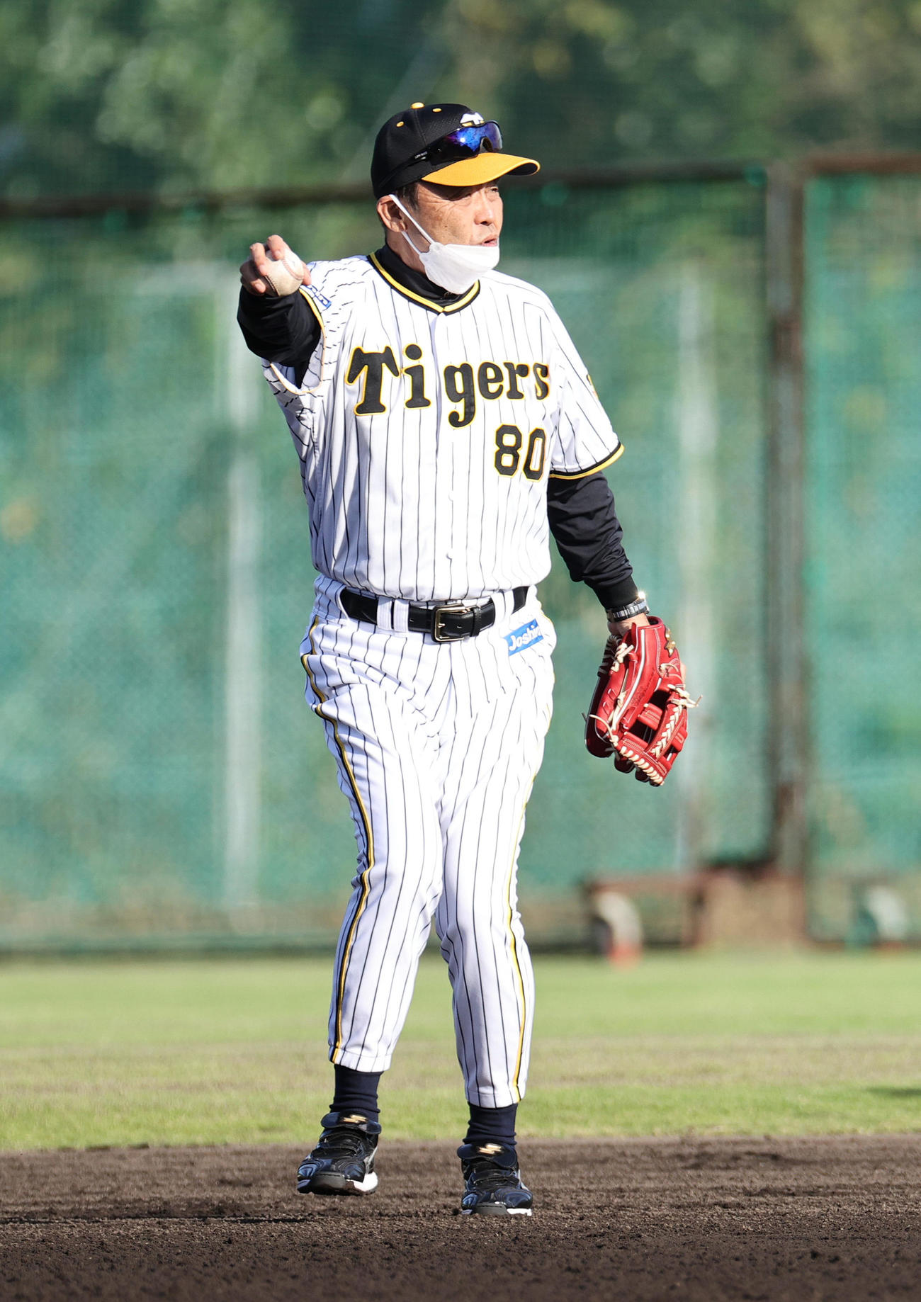 自らの守備で指導する岡田監督（撮影・上山淳一）