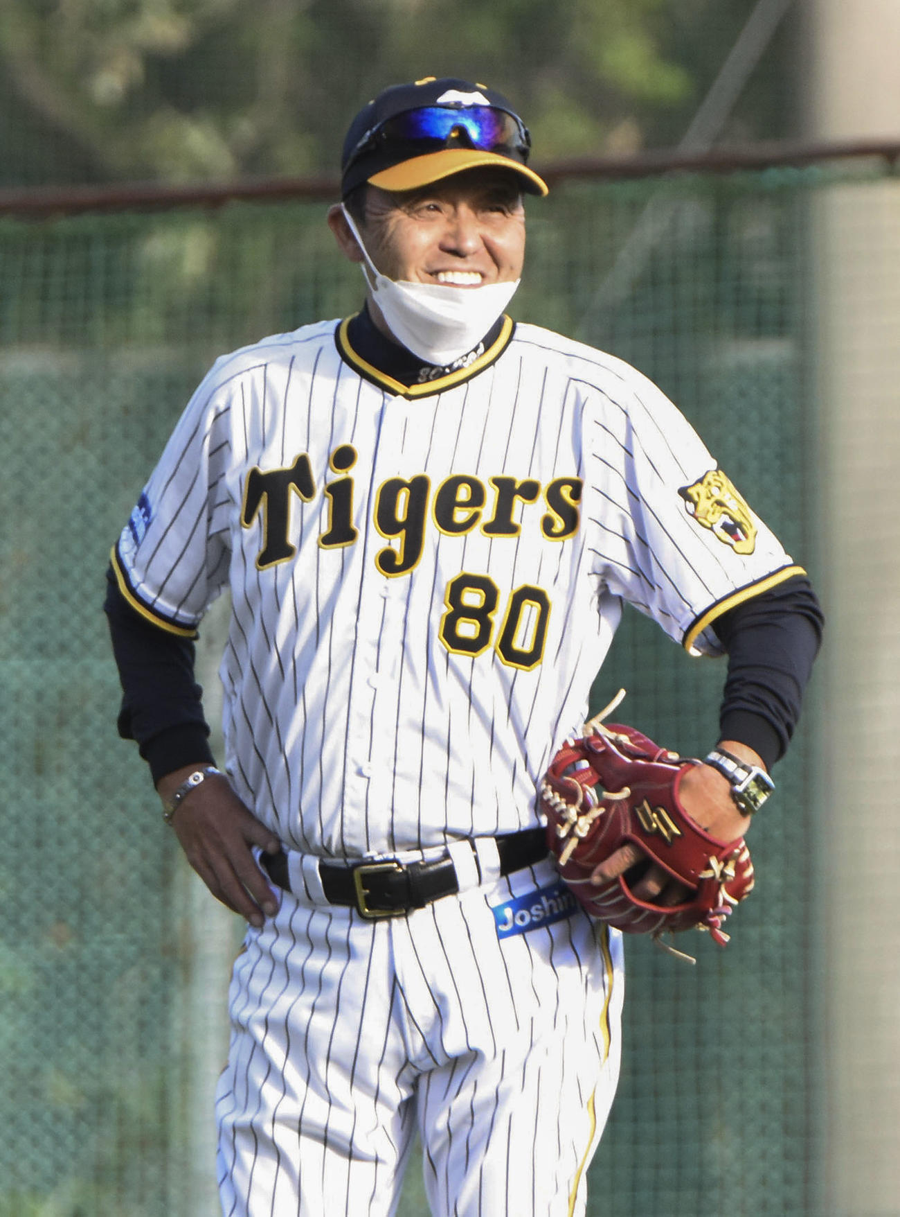 秋季キャンプで練習を見守る阪神・岡田新監督（共同）