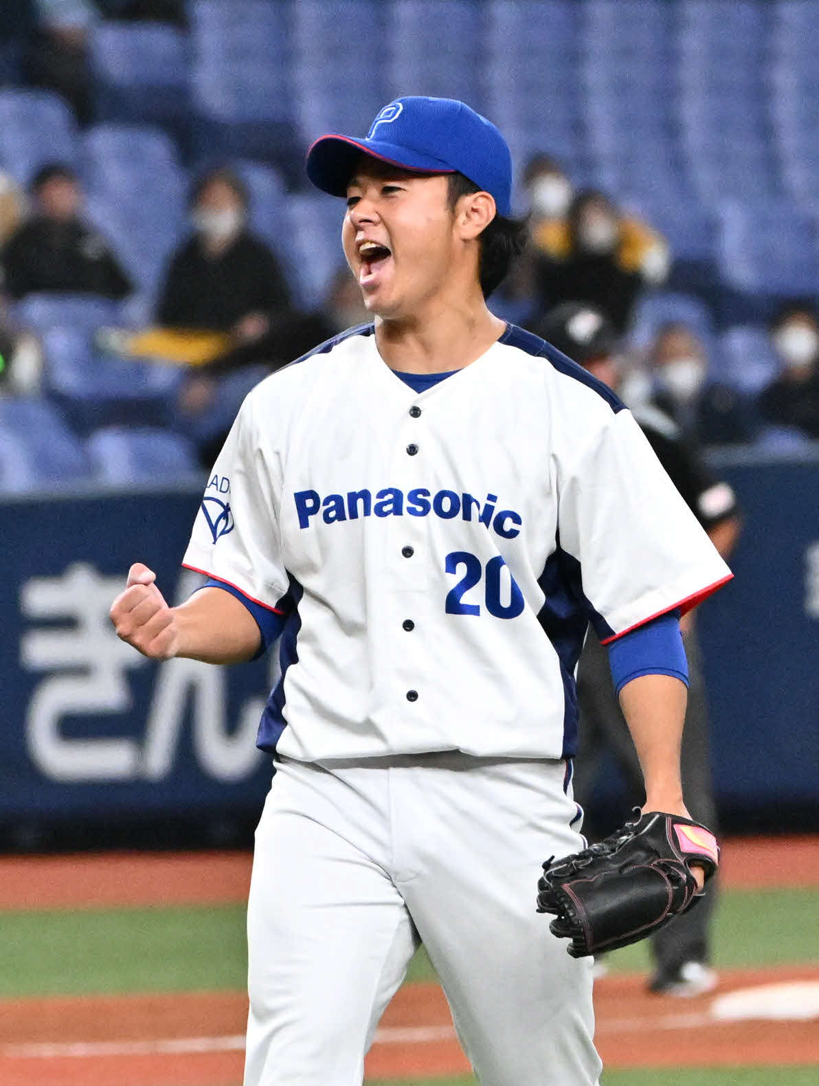 セガサミー対パナソニック　9回表セガサミー、セガサミーに勝ち雄叫びを上げるパナソニック・城間竜兵（撮影・石井愛子）