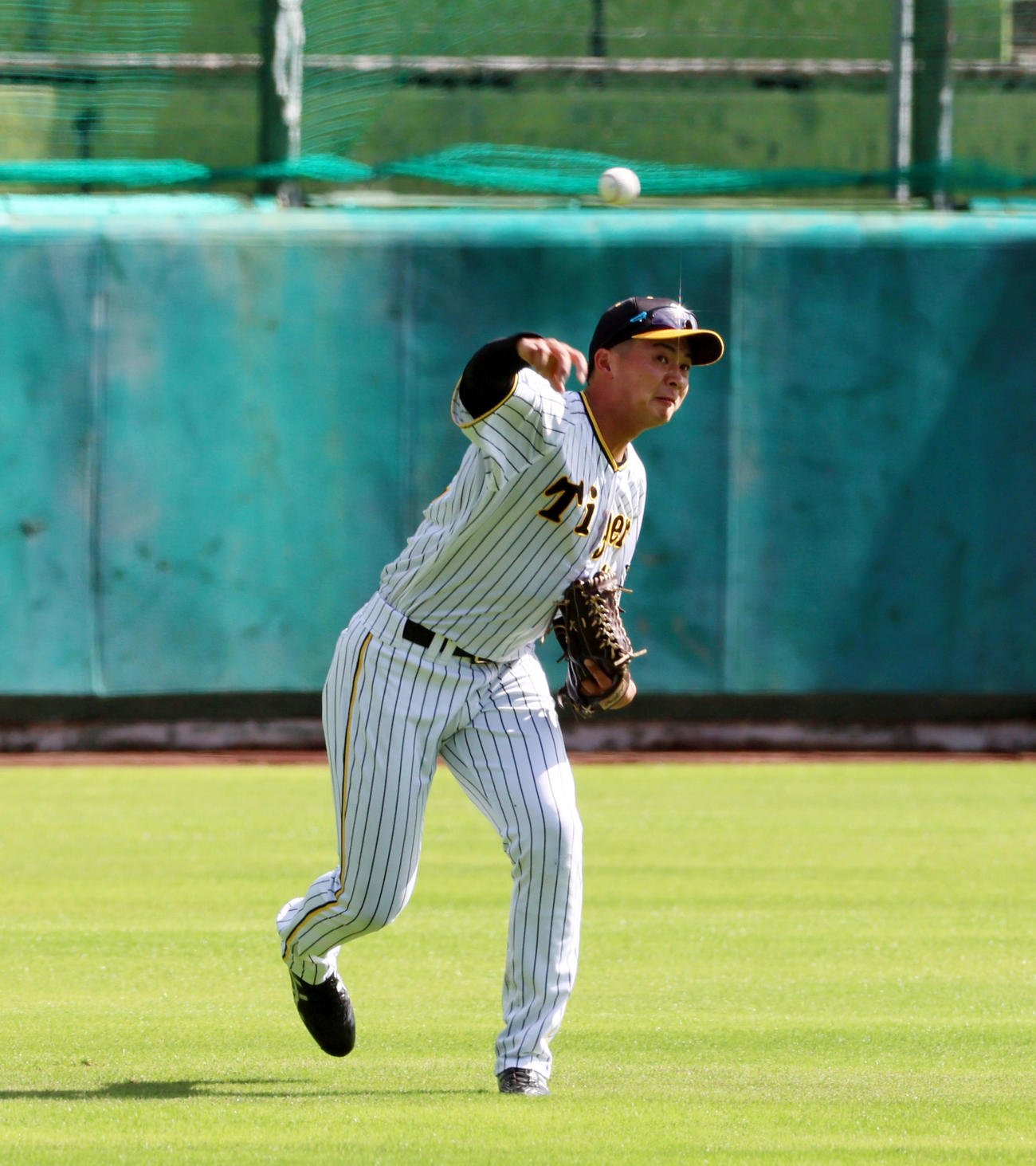シートノックで左翼を守った井上（撮影・加藤哉）