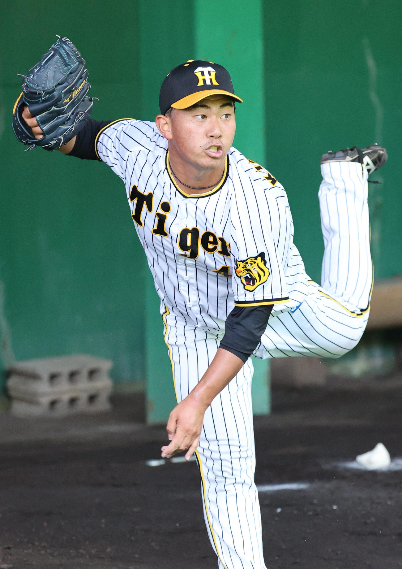 ブルペンに入り投げ込む桐敷（撮影・上山淳一）