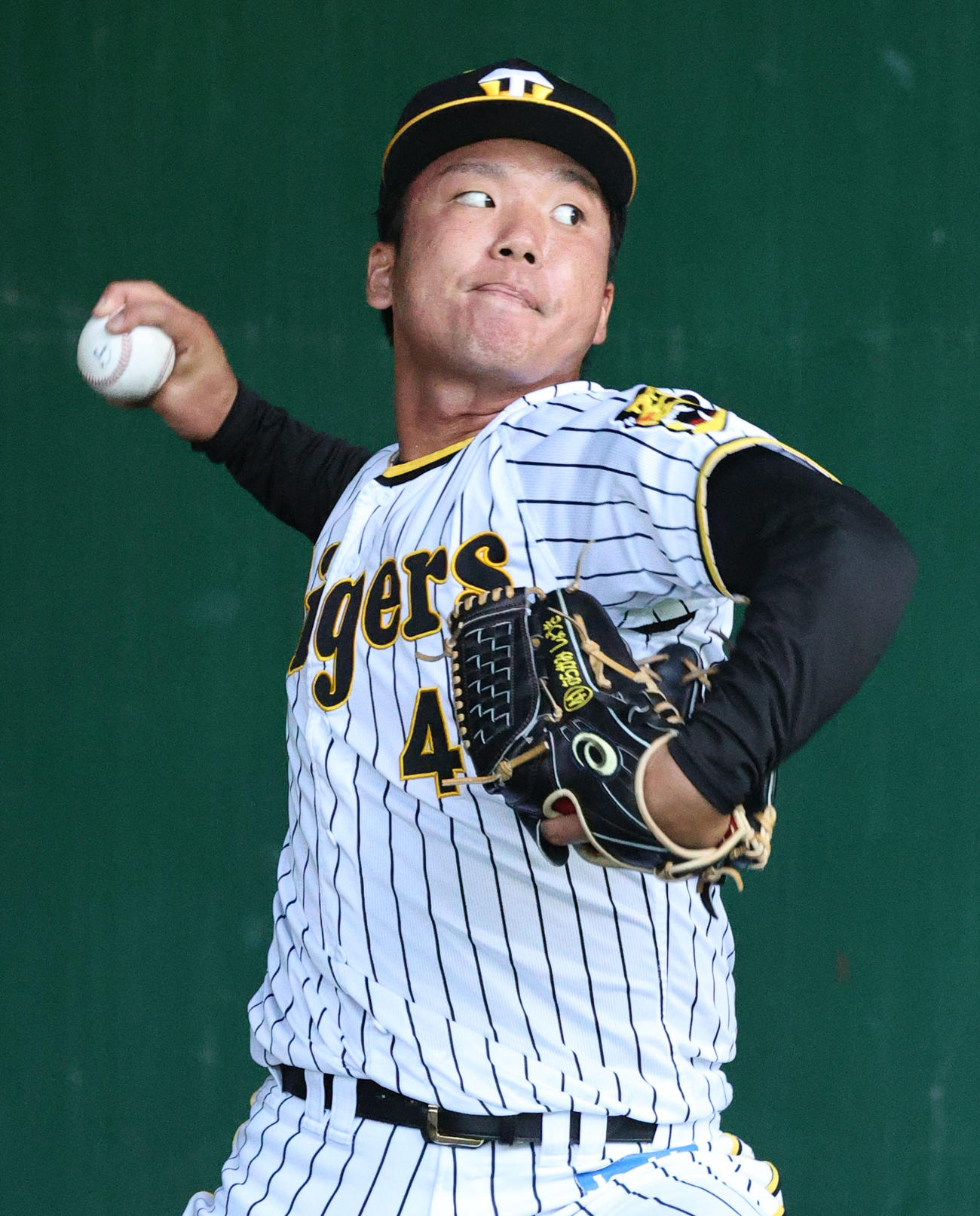 ブルペンで投球練習を行う村上（撮影・上山淳一）