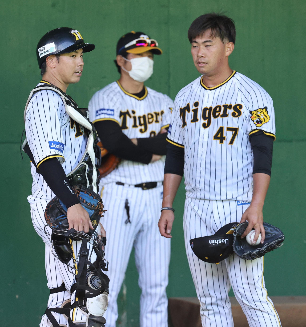 ブルペンで投球を終えた桐敷（右）と話す梅野。中央は安藤投手コーチ（撮影・上山淳一）