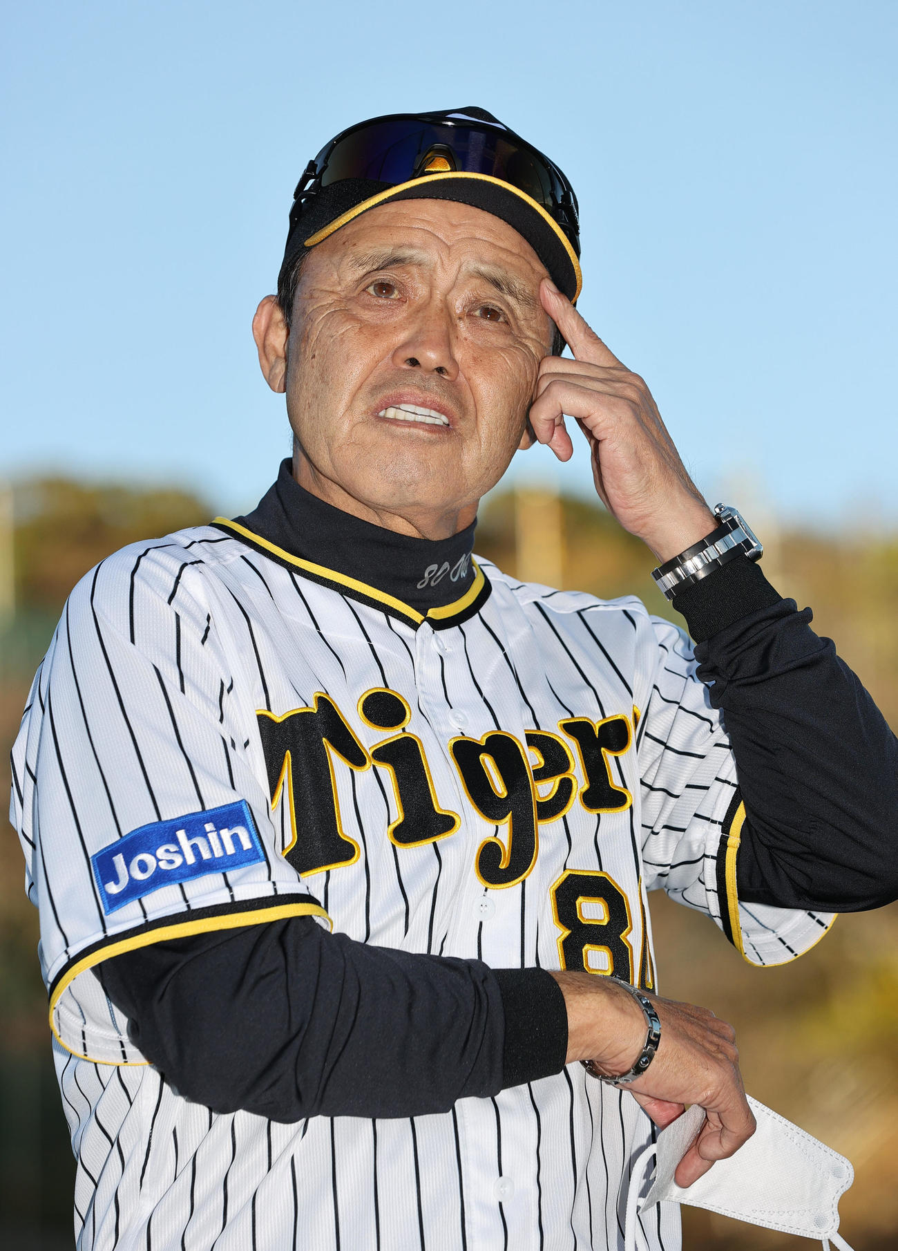 キャンプ初日を終え、報道陣に話す岡田監督（撮影・上山淳一）