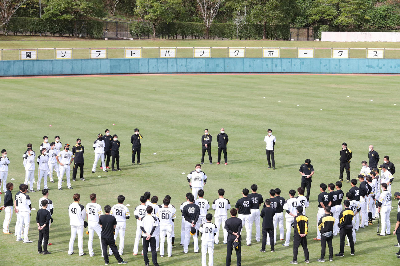 練習前、円陣を組んでナインに話をする藤本博史監督（撮影・梅根麻紀）