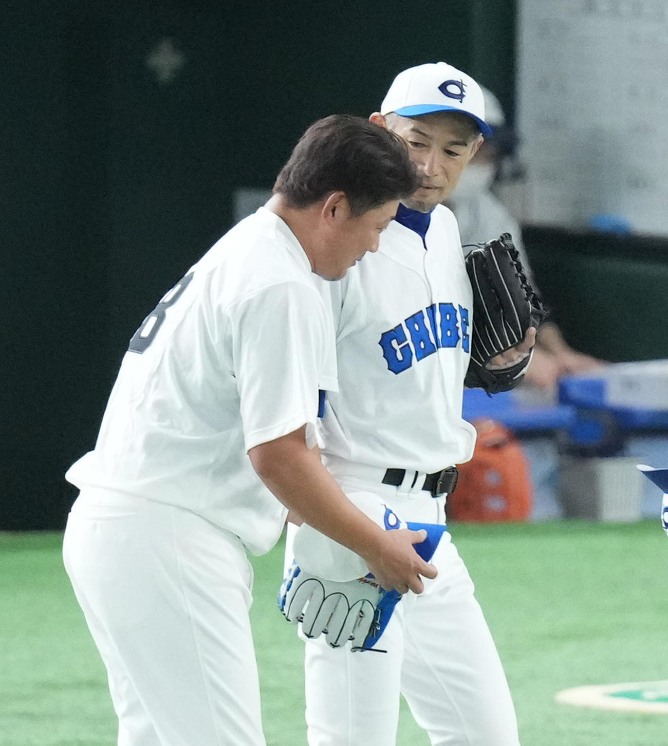 イチロー選抜対高校野球女子選抜　3回裏イチロー選抜1死一塁、打者沢本の右飛で一塁を飛び出しアウトとなった一塁走者松坂氏（手前）に説教するイチロー氏（撮影・菅敏）