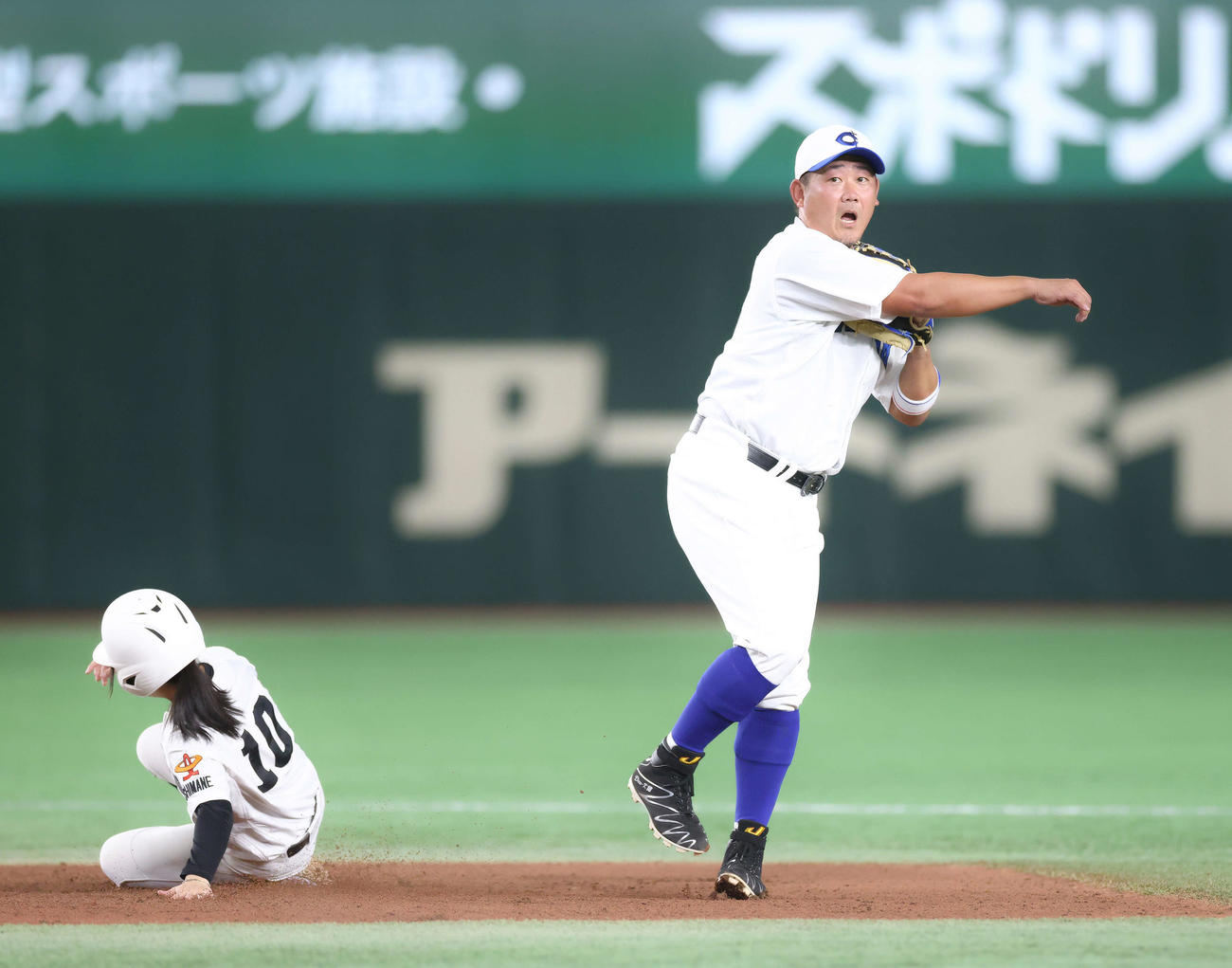 イチロー選抜対高校野球女子選抜　8回表高校野球女子選抜1死1塁、庄司の打球を一塁に転送する松坂氏（撮影・河田真司）