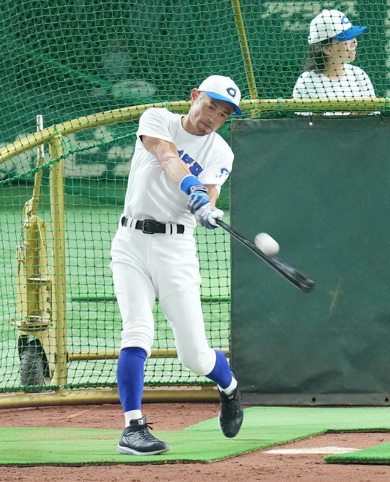 イチロー選抜対高校野球女子選抜　試合前、フリー打撃をするイチロー氏（撮影・菅敏）