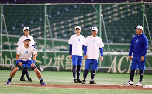 イチロー選抜対高校野球女子選抜　試合前、走塁練習でウオーミングアップをするイチロー氏（左）。右は松坂氏（撮影・狩俣裕三）