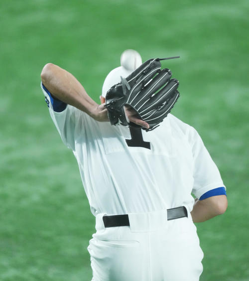 イチロー選抜対高校野球女子選抜　試合前、背面キャッチをするイチロー氏（撮影・菅敏）