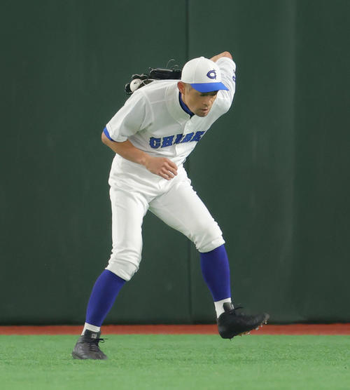 イチロー選抜対高校野球女子選抜　試合前、キャッチボールで背面キャッチするイチロー氏（撮影・河田真司）
