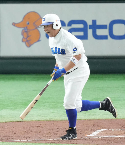 イチロー選抜対高校野球女子選抜　1回裏イチロー選抜1死一、二塁、一塁内野安打を放つ松坂氏（撮影・菅敏）