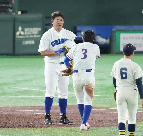 イチロー選抜対高校野球女子選抜　1回裏イチロー選抜1死一、二塁、一塁強襲の内野安打を放ち、相手の選手を気遣い話しかける松坂氏（左）（撮影・菅敏）