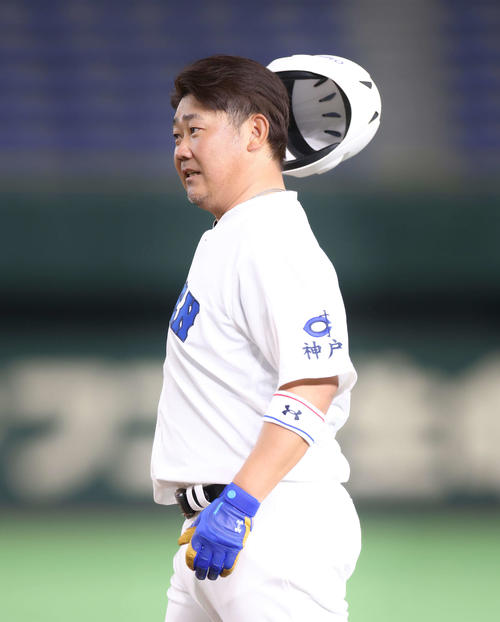 イチロー選抜対高校野球女子選抜　1回裏イチロー選抜1死一、二塁、一塁内野安打で出塁する松坂氏（撮影・河田真司）