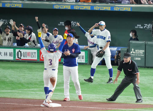 イチロー選抜対高校野球女子選抜　1回表高校野球女子選抜1死一塁、先制の適時三塁を放ち喜ぶ森崎（手前）を前に悔しそうな表情を見せるイチロー氏（右端）（撮影・菅敏）