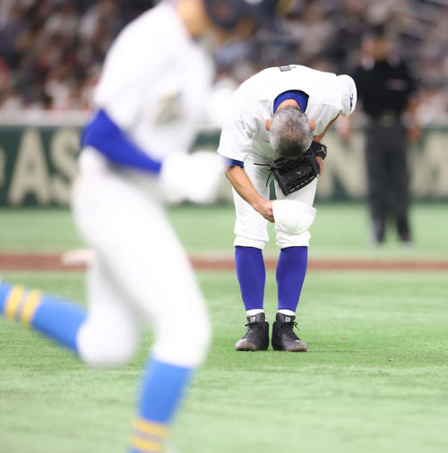 イチロー選抜対高校野球女子選抜　3回表高校野球女子選抜2死、原田に死球を与え頭を下げるイチロー氏（撮影・河田真司）