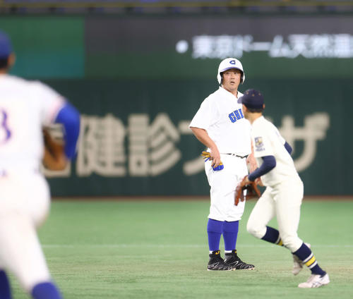 イチロー選抜対高校野球女子選抜　3回裏イチロー選抜1死一塁、沢本の右飛を安打と勘違いし、二塁を通過したところで気付く一塁走者松坂氏（撮影・河田真司）