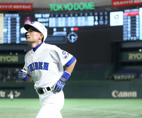 イチロー選抜対高校野球女子選抜　8回裏イチロー選抜無死満塁、一ゴロ併殺に倒れベンチに戻るイチロー氏（撮影・河田真司）