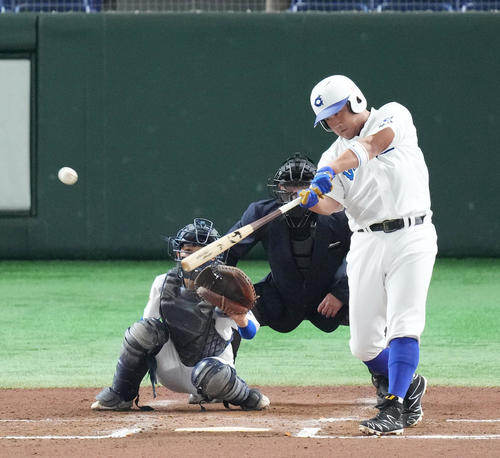 イチロー選抜対高校野球女子選抜　6回裏イチロー選抜無死、右二塁打を放つ松坂氏（撮影・菅敏）