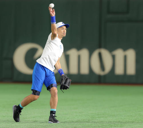 イチロー選抜対高校野球女子選抜　試合前、キャッチボールするイチロー氏（撮影・河田真司）