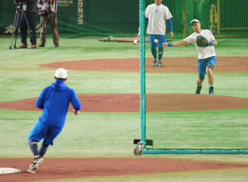 イチロー選抜対高校野球女子選抜　試合前の練習で松坂氏（手前）に送球するイチロー氏（撮影・菅敏）