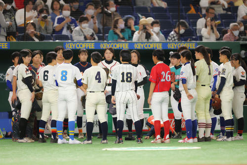 イチロー選抜対高校野球女子選抜　試合前円陣を組む高校野球女子選抜（撮影・河田真司）