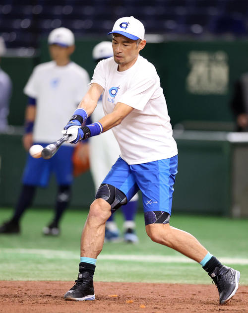 イチロー選抜対高校野球女子選抜　試合前、ノックをするイチロー氏（撮影・狩俣裕三）