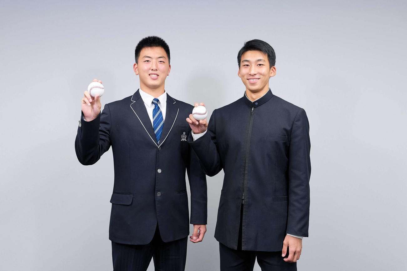プロでの活躍を誓い合う日本文理・田中（左）と帝京長岡・茨木