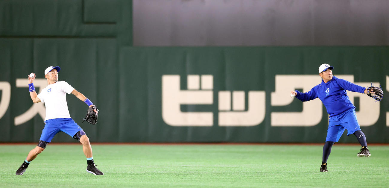 イチロー選抜対高校野球女子選抜　試合前、キャッチボールをするイチロー氏（左）と松坂氏（撮影・狩俣裕三）