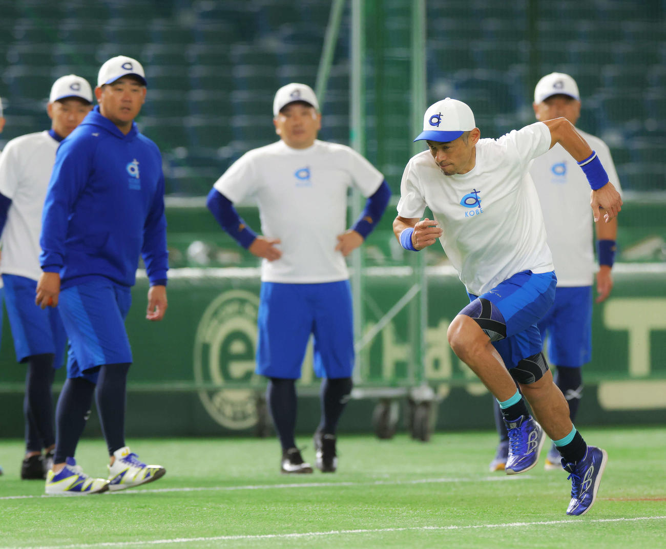 イチロー選抜対高校野球女子選抜　試合前、ウオーミングアップするイチロー氏。後方左は松坂氏（撮影・河田真司）
